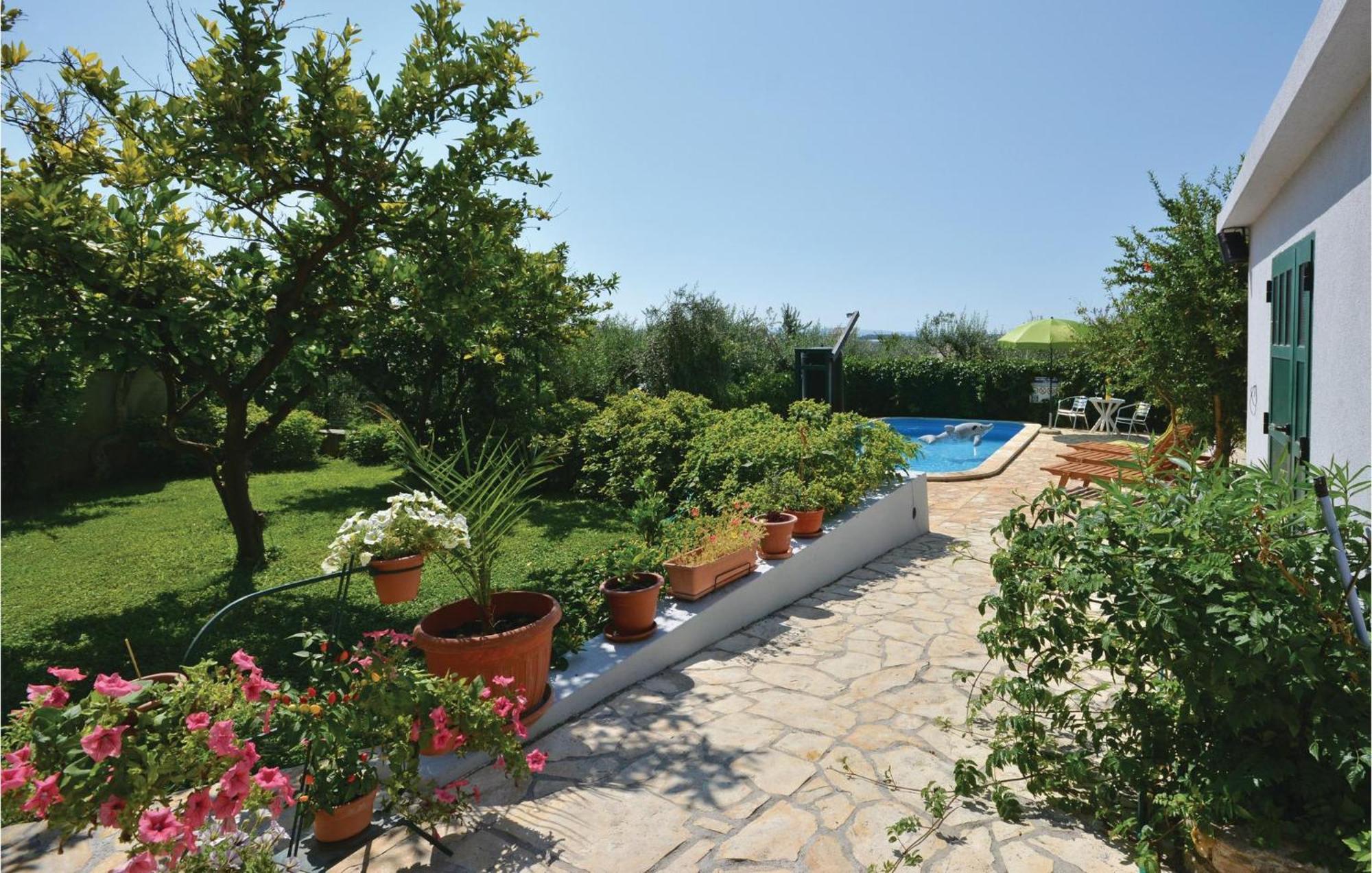 Amazing Apartment In Kastel Sucurac With Kitchen Kaštela 外观 照片