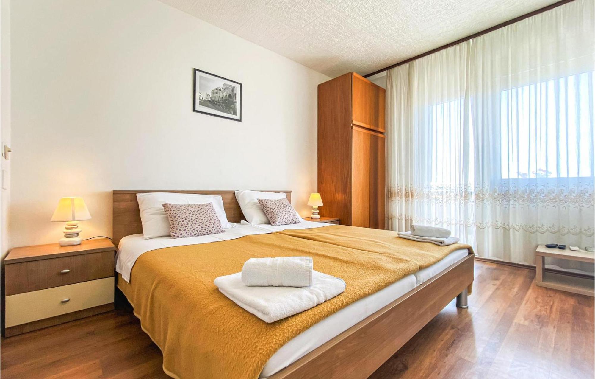 Amazing Apartment In Kastel Sucurac With Kitchen Kaštela 外观 照片