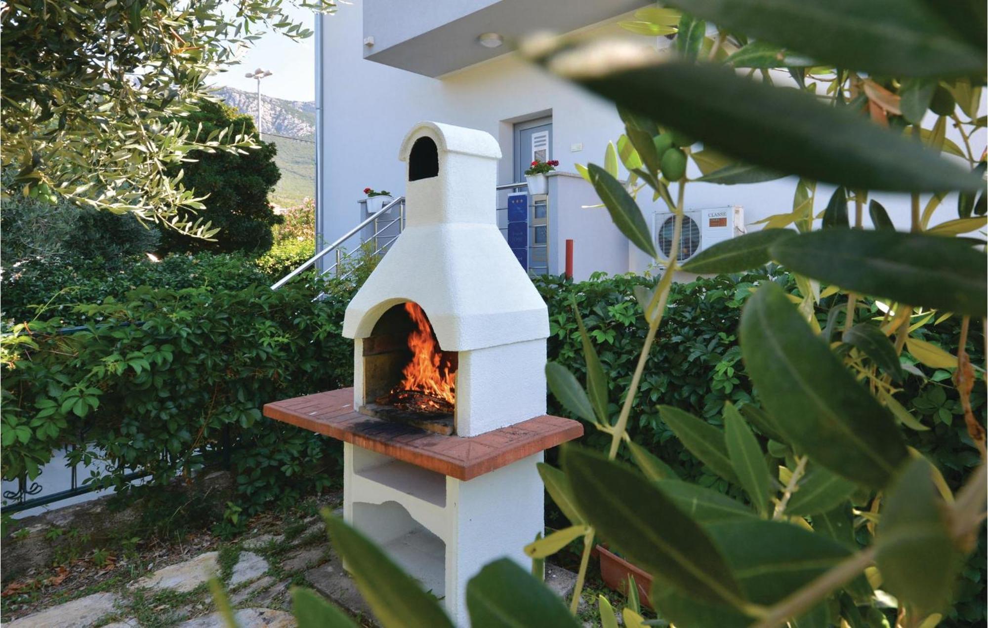 Amazing Apartment In Kastel Sucurac With Kitchen Kaštela 外观 照片