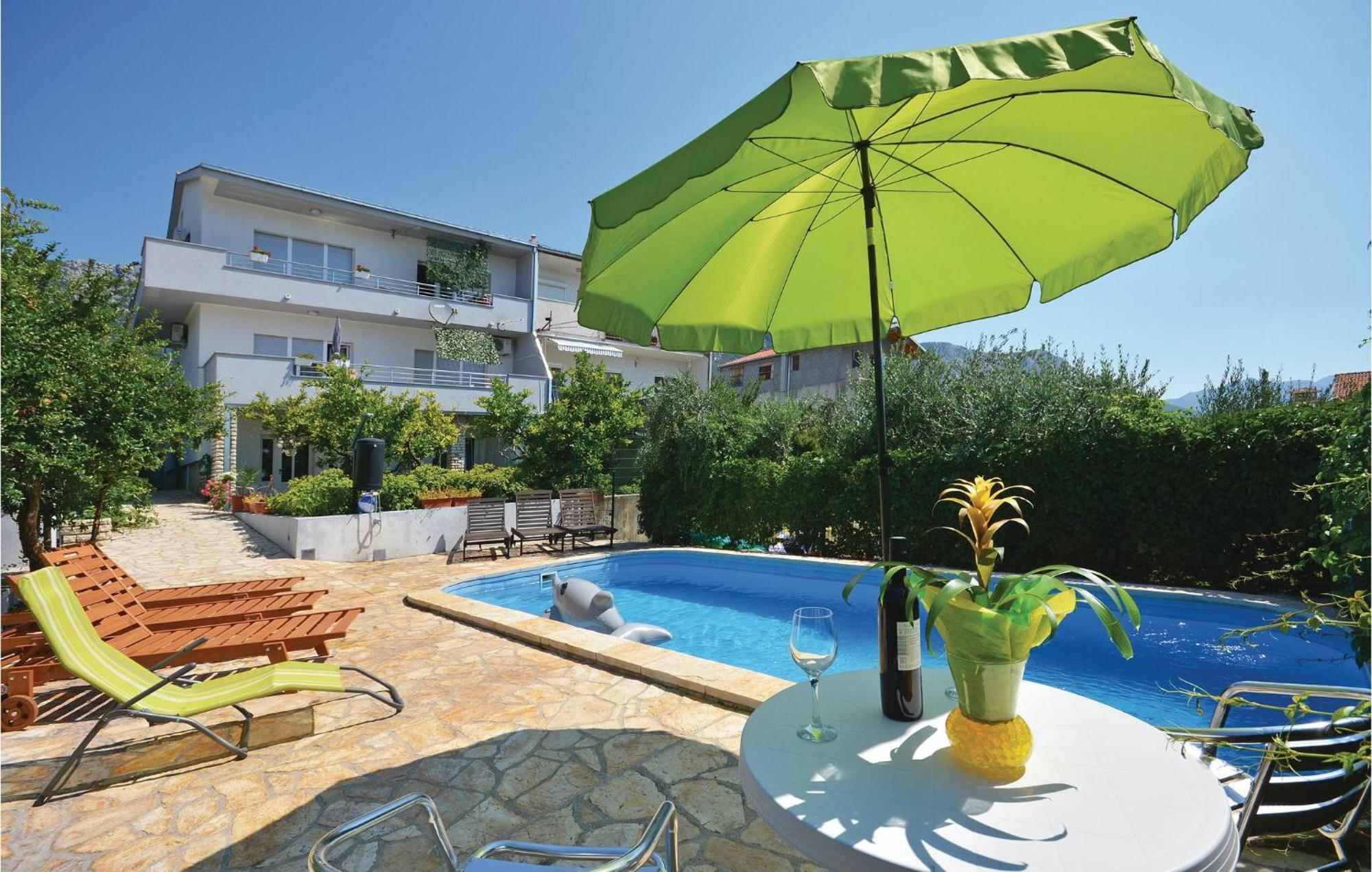 Amazing Apartment In Kastel Sucurac With Kitchen Kaštela 外观 照片
