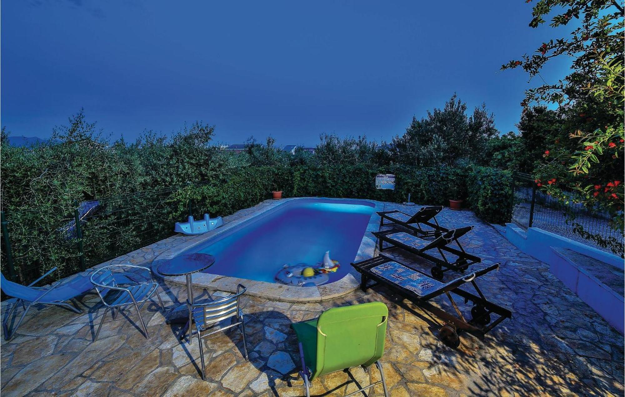 Amazing Apartment In Kastel Sucurac With Kitchen Kaštela 外观 照片