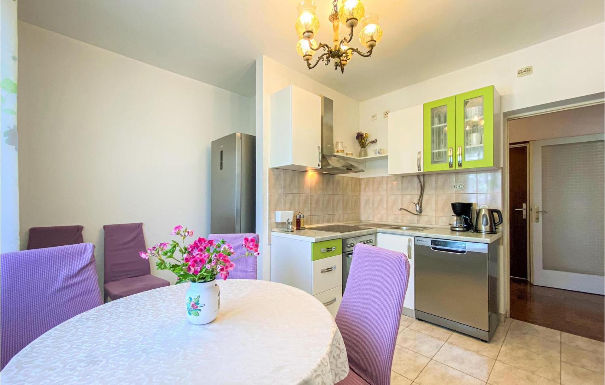 Amazing Apartment In Kastel Sucurac With Kitchen Kaštela 外观 照片
